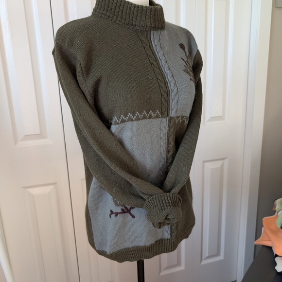 2/$20 Vintage Wool Embroidered Sweater Small Green Fits Small - Picture 1 of 7